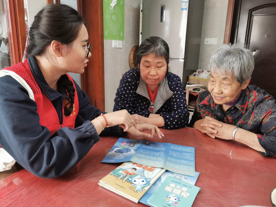 “沉浸式”送法上门，普法春风润心田